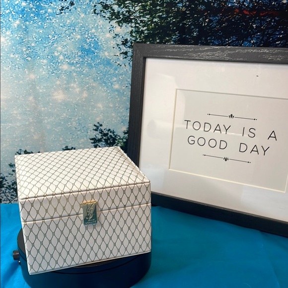 Yves Saint Laurent Elegant White & Gold Vanity Box New! Pristine Condition - Picture 1 of 8